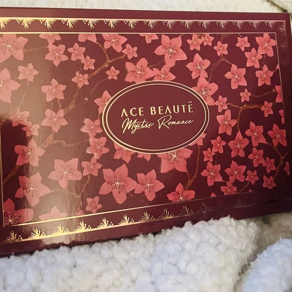 Ace Beaute ‘Mystic Romance’ Eyeshadow Palette - Picture 6 of 10